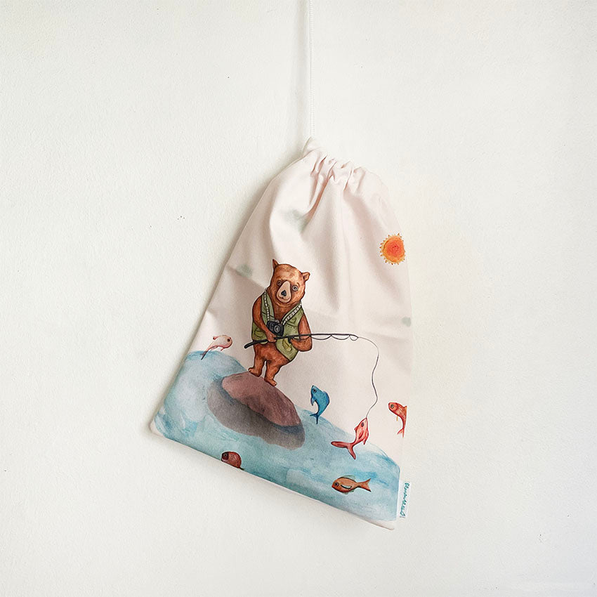 Bolsa de ropa oso pescado