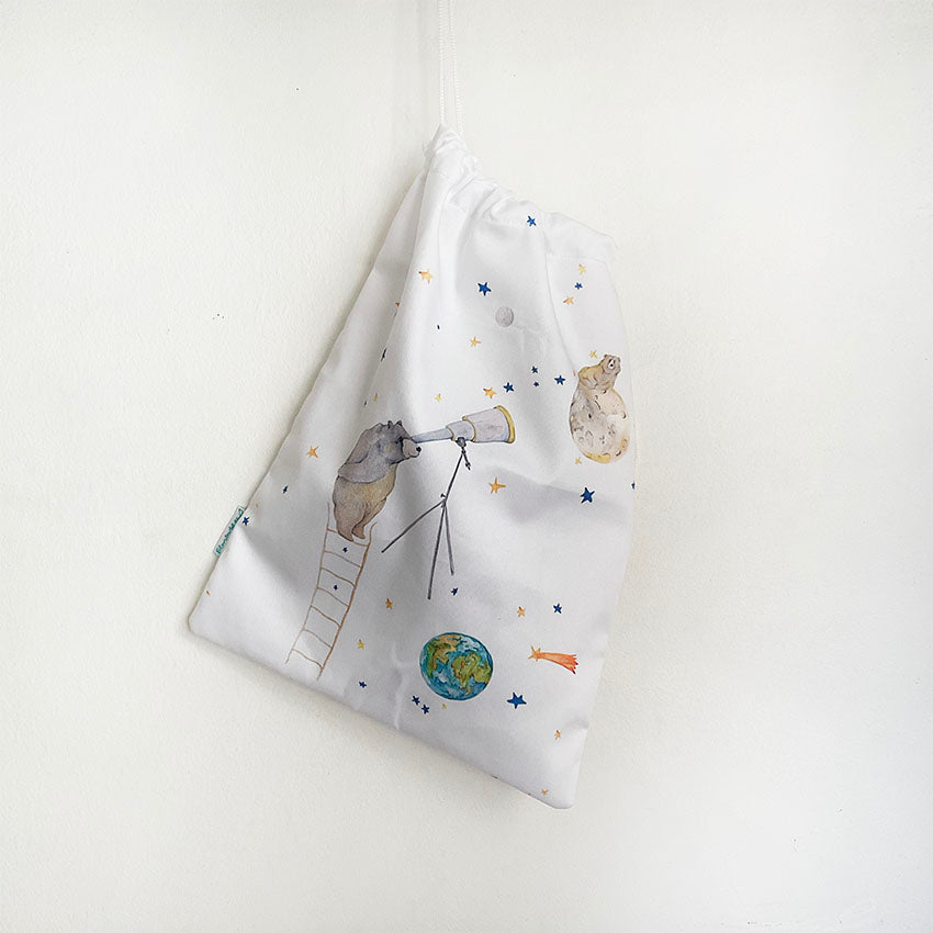 Bolsa de ropa oso mirando la luna