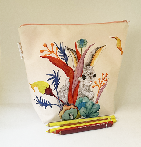 Estuche grande (tipo cosmetiquero) conejo y flores